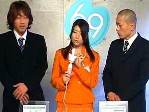 Japanisches AV-Model leckt Schwanz