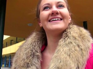 Zugene Euro-Babe im Wald gefickt, Gezogene Euro-Babe in den Wald