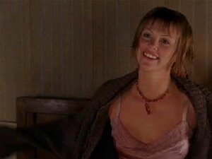 Charlize Theron naakt-hoofd in de wolken-2004. Charlize Theron draagt