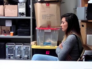 Eine brünette Süße wird beim Stehlen von Kondomen erwischt.Sie