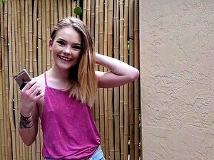 Een vreemde helpt Dani Lynn, dus besluit ze hem te neuken