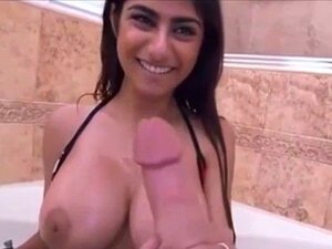 Lass dich von einer vollbusigen Brünette auf eine rasant-erotische