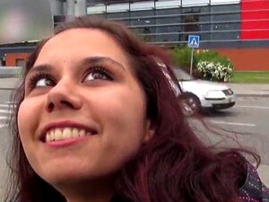 Glamouröse tschechische Frau wird im Supermarkt verführt und in POV