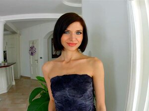 Allinterne kurzhaarige brünette Babe wird während des Sex gefüllt,