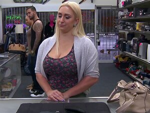 Verzweifelte busty Babe Nina Kayy fickt hart für Bus-Tick.