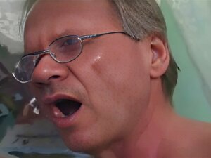 Kurvige fette reife Frau in schwarzen Strümpfen. Kurvige fette reife