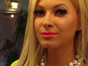 Blonde Glam-Tease mit langen Nägeln