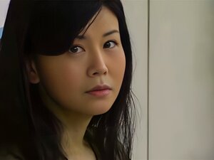 Tyylikäs japanilainen milf saa kyytiä tuntemattomalta!