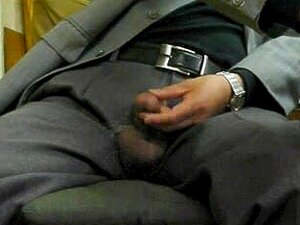 Japansk gammal man. Sperma rinner ur den styva kuken