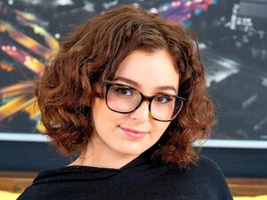 Die schwarzhaarige Schlampe Leana Lovings wird von einem großen