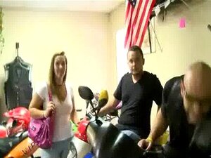 Sexy Süße nagelt ihren Arsch auf einem harten Schwanz für Geld 12