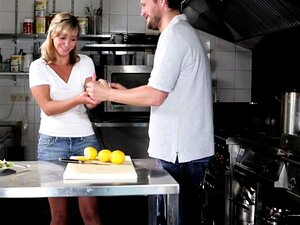 Euro-Babe wird in der Restaurantküche anal gecremt