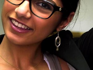 Lustige schat Mia Khalifa speelt met haar melkjugs tijdperk