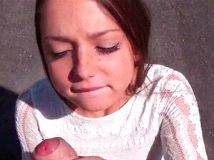 Arschblitzende Schönheit wird auf dem Autooberteil gefickt