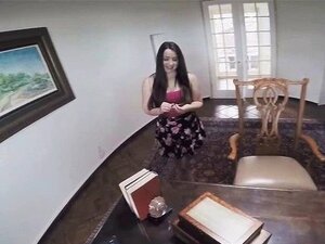 Lola spreizte ihre Beine weit auseinander, um gefickt zu werden