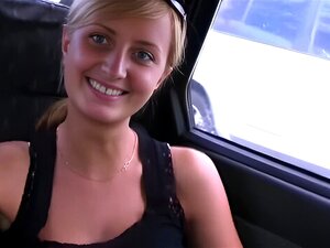 Dreier mit blonden Süssen im Auto: Deepthroat, Gesichtsbesamung und