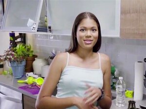 Brustige schwarze Stiefschwester mit ihrem dicken Arsch schließt