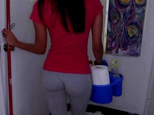 Brasilianische Maid mit großem Arsch ausgezogen und gefickt. Sexy