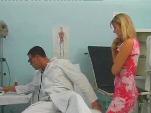 Der Arzt fingert seinen Patienten