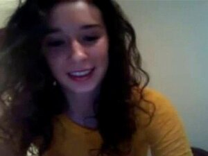 Collegejente med små pupper. Sjenert fersk amatør cam-jente viser