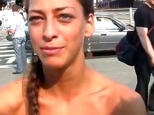 Färsk tjej får ansiktsutlösning offentligt