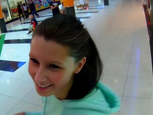 Echte amateur pov geneukt in een openbaar toilet. Echte amateur pov