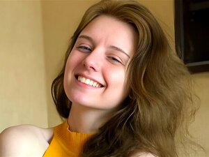 Eine hübsche frische Frau masturbiert allein