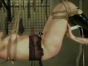 Unglaublicher BDSM-Fetisch als heiße Submissive komplett dominiert
