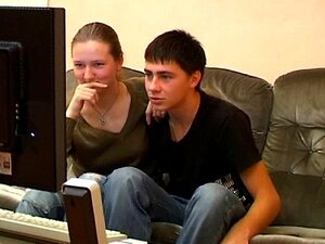 Gefickt in Doggy auf dem Sofa