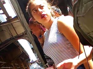 Latina carina con bei traballanti e labbra fantastiche!,