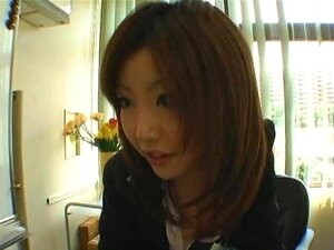 Japanische Dame mit großen Titten gibt Blowjobs