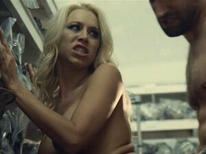 De busty getatoeëerde blonde Katie Morgan wordt geneukt door haar