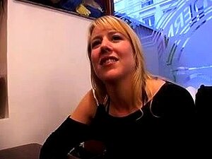 Sexy blonde Ehefrau in Strümpfen lässt sich von zwei Typen ihre