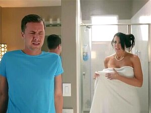 Stiefsohn erwischt Reagan Foxx unter der Dusche - Brazzers