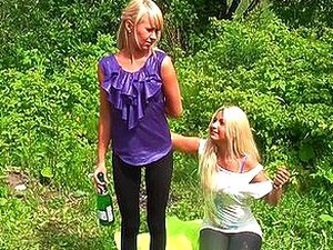 Deux salopes blondes ramassées pour du sexe