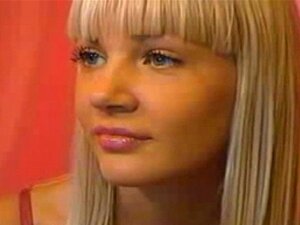 Heiße blonde Süße nackt vor der Webcam