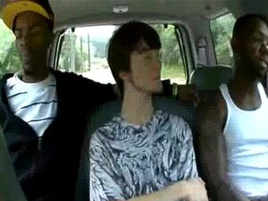 Црни геј момци понижавају беле