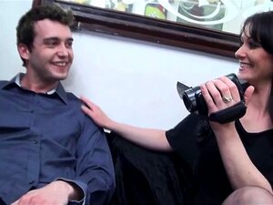 Милф се снима док има анални секс са