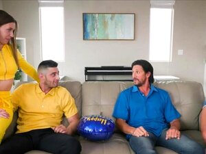 2 Süße Stieftochter wird von Stiefvater gefickt und dann am