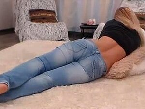 Orgasmus in engen Jeans auf dem Boden