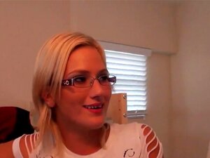 Busige Freundin hat nach der Party Sex im Freundeszimmer,