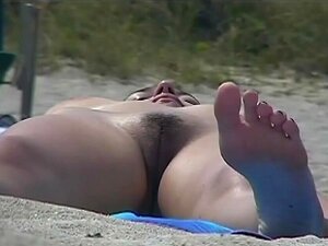 Ein aufregender ausgezogener Strand-Voyeur-Spion-Webkamera-Clip