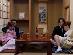 Japanische MILFs stecken sich neben einem anderen Paar einen Schwanz