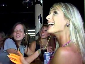 Milfs ficken und lutschen Schwänze auf einer Party