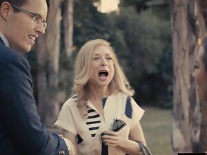 Es ist Zeit für Nina Hartley zu gehen und Justin ist erleichtert, da