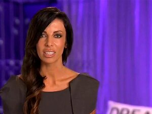 Gatas gostosas com peitões brigando de travesseiro e se divertem.