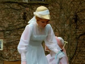 Vintage Dänisch (Im Zeichen des Löwen) Dienstmädchen Einführung