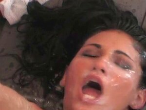 Böse Süße bohren die größten Strap-ons und spritzen Sperma.