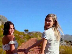 Zwei zierliche asiatische Babes posieren mit einer heißen süßen