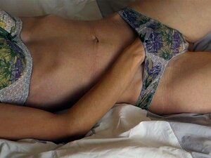 Frau masturbiert